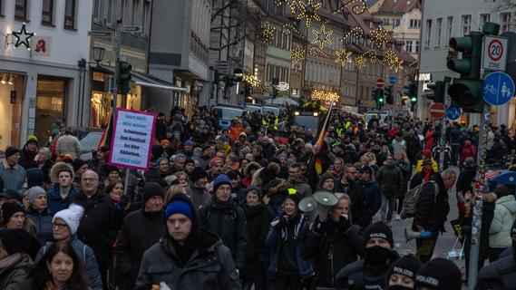 2000 Teilnehmer: "Spaziergang" gegen Corona-Maßnahmen in Bamberg - 500 bei Gegenveranstaltung