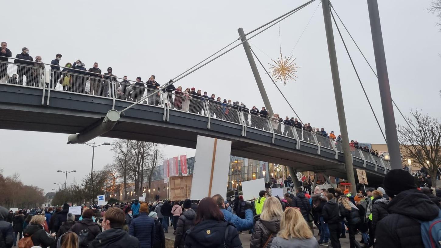 Über 4000 Menschen versammelten sich am 18. Dezember in Ansbach um erneut gegen die Corona-Maßnahmen zu demonstrieren.
