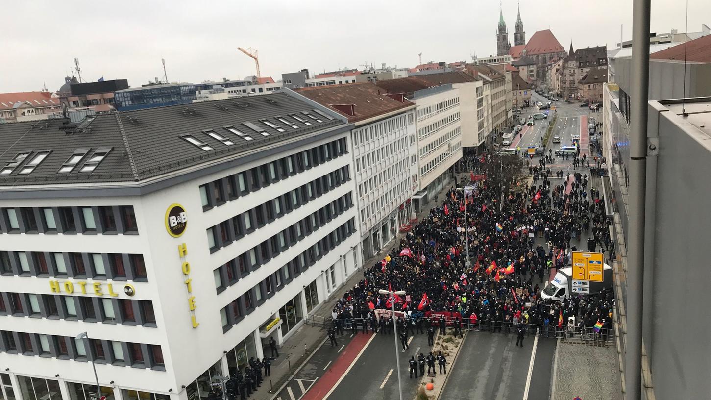 In der Marienstraße in Nürnberg versammeln sich die Anhänger der AfD am Sonntagmittag zu einer Kundgebung - Das "Bündnis Nazistopp" und die organisierten Autonomen halten dagegen.