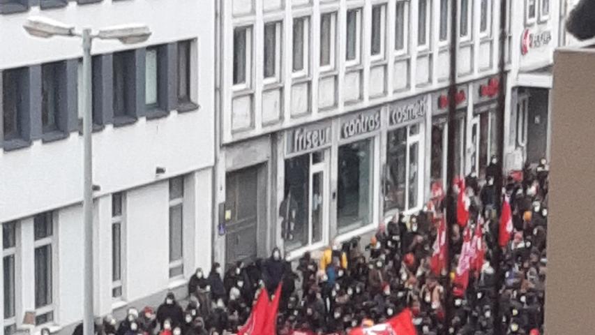 In unmittelbarer Nähe zum Willy-Brandt-Platz versammeln sich zahlreiche Gegendemonstranten und machen ordentlich Lärm, um die AfD-Kundgebung zu stören.