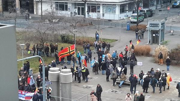 Bereits vor der Kundgebung schwenkte ein Demonstrant am Willy-Brandt-Platz eine Widerstandsflagge.