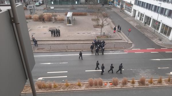 Einsatzkräfte der Polizei achten auf die strikte Trennung der beiden Lager.