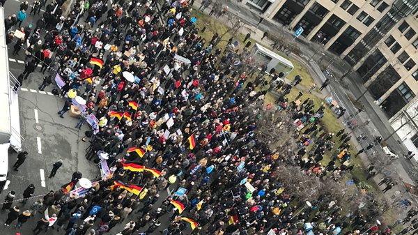 Anhänger der rechtspopulistischen Partei haben sich versammelt, um AfD-Chefin Alice Weidel und ihren Co-Vorsitzenden Tino Chrupalla zu hören.