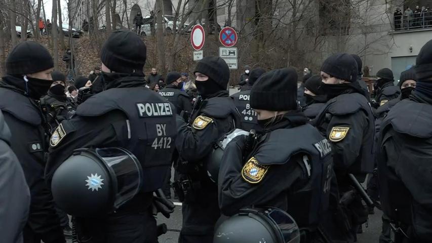 Zahlreiche Einsatzkräfte der Polizei sind in der ganzen Stadt im Einsatz.
