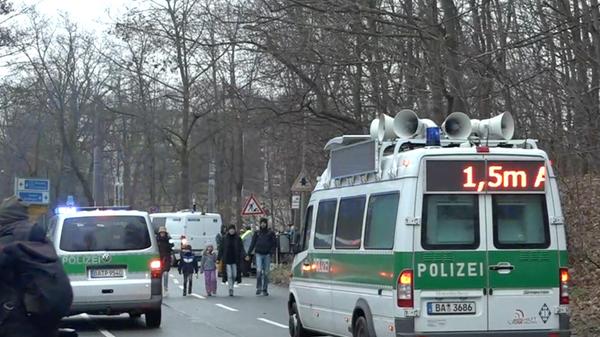 Zum Teil seien die Teilnehmerinnen und Teilnehmer auch überregional angereist, erklärte die Polizei.