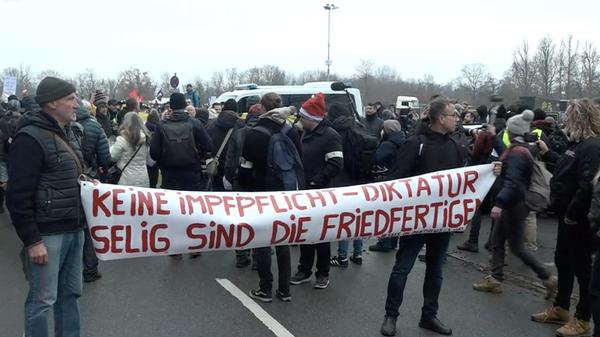"Denkpflicht statt Impflicht" und "Nein zur Impfpflicht", hieß es unter anderem auf Plakaten der Demonstrierenden.