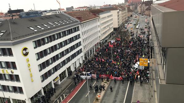 Auch die organisierten Autonomen haben sich im Laufe der Kundgebung mit dem Zug vereinigt, die Polizei spricht von bis zu 2000 Teilnehmern zur Spitzenzeit.