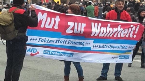 Anhänger der rechtspopulistischen Partei haben sich versammelt, um AfD-Chefin Alice Weidel und ihren Co-Vorsitzenden Tino Chrupalla zu hören.