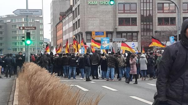Anhänger der rechtspopulistischen Partei haben sich versammelt, um AfD-Chefin Alice Weidel und ihren Co-Vorsitzenden Tino Chrupalla zu hören.