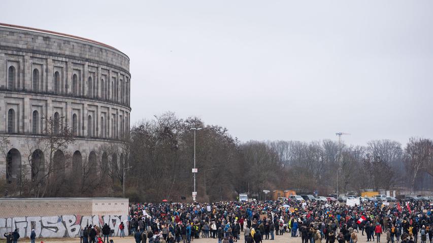 Die Impfgegner versammelten sich zunächst auf dem Volksfestplatz bevor sie durch die Nürnberger Südstadt zogen.