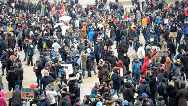 Unter dem Motto Schüler stehen auf - Demo "gegen Impfzwang" wurden 1000 Teilnehmende angemeldet. "Die 'Querdenker' haben zwischen 10.000 und 12.000 Teilnehmer mobilisieren können", sagte ein Sprecher des Polizeipräsidiums Mittelfrankens.