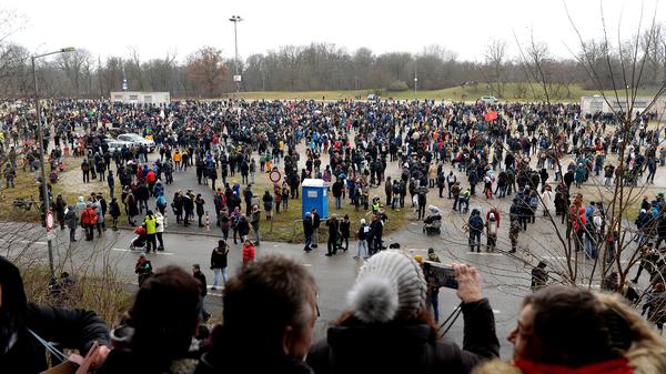Unter dem Motto Schüler stehen auf - Demo "gegen Impfzwang" wurden 1000 Teilnehmende angemeldet. "Die 'Querdenker' haben zwischen 10.000 und 12.000 Teilnehmer mobilisieren können", sagte ein Sprecher des Polizeipräsidiums Mittelfrankens.