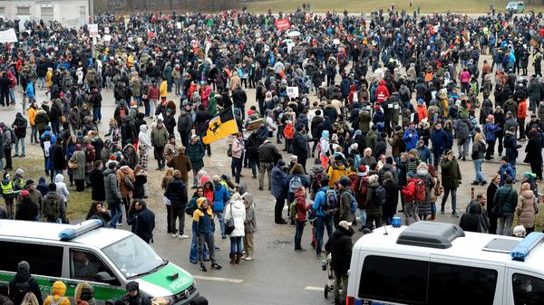 Unter dem Motto Schüler stehen auf - Demo "gegen Impfzwang" wurden 1000 Teilnehmende angemeldet. "Die 'Querdenker' haben zwischen 10.000 und 12.000 Teilnehmer mobilisieren können", sagte ein Sprecher des Polizeipräsidiums Mittelfrankens.