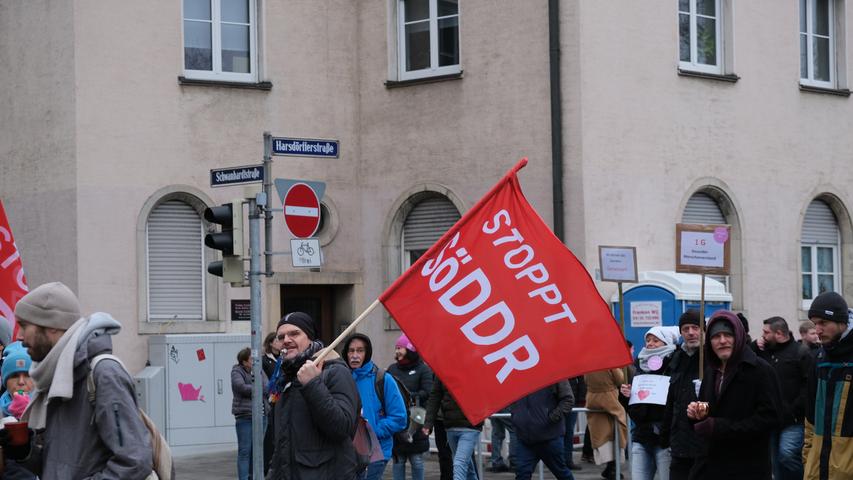 Vom Volksfestplatz aus zogen Tausende gegen die Corona-Maßnahmen Demonstrierende durch den Nürnberger Süden. Teils mit verunglimpfenden Protestplakaten und Verschwörungs-Bannern.
