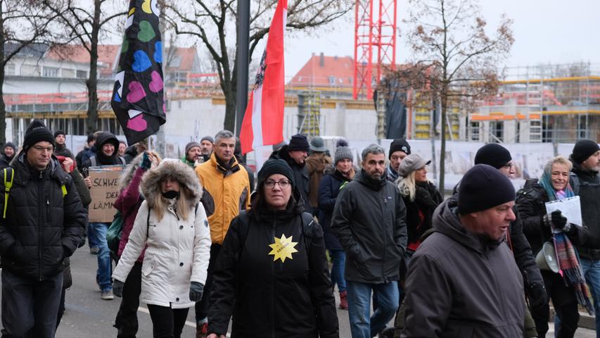 Eine Teilnehmerin des Demonstrationszuges durch die Südstadt trägt einen gelben Stern mit der Aufschrift "Geimpft". Mit Vergleichen zur Nazi-Diktatur im sogenannten Dritten Reich werden die Verbrechen der Nazis von der Querdenker-Szene verharmlost.