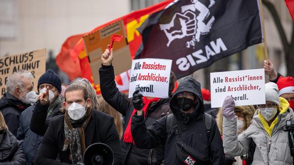 In unmittelbarer Nähe zum Willy-Brandt-Platz versammeln sich zahlreiche Gegendemonstranten und machen ordentlich Lärm, um die AfD-Kundgebung zu stören. Auch die organisierten Autonomen haben sich mit dem Zug vereinigt, die Polizei spricht von bis zu 2000 Teilnehmern.