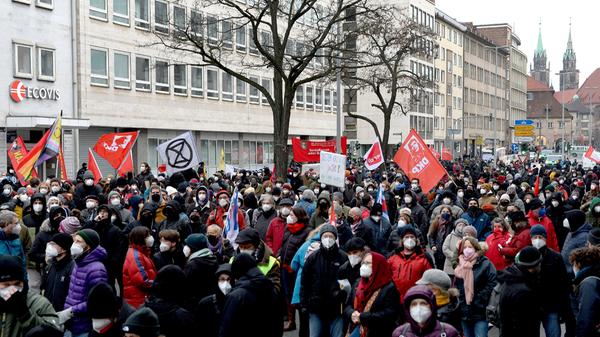 In unmittelbarer Nähe zum Willy-Brandt-Platz versammeln sich zahlreiche Gegendemonstranten und machen ordentlich Lärm, um die AfD-Kundgebung zu stören. Auch die organisierten Autonomen haben sich mit dem Zug vereinigt, die Polizei spricht von bis zu 2000 Teilnehmern.
