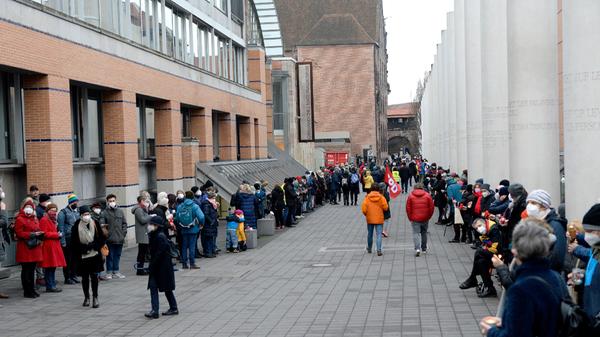 Am Kornmarkt und an der Straße der Menschenrechte versammelten sich etwa 1000 Personen, um eine Menschenkette für Menschlichkeit zu bilden und der Corona-Toten zu gedenken.