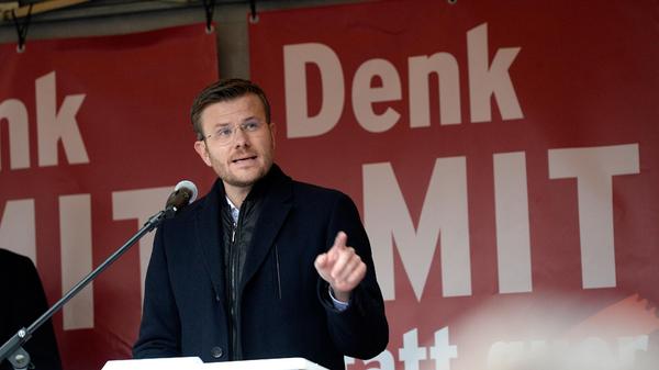 Am Kornmarkt und an der Straße der Menschenrechte versammelten etwa 1000 Personen, um eine Menschenkette für Menschlichkeit zu bilden und der Corona-Toten zu gedenken. Auch Nürnbergs Oberbürgermeister Bürgermeister Markus König war zugegen und sprach vor der Menge.
