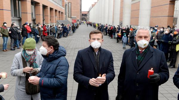 Am Kornmarkt und an der Straße der Menschenrechte versammelten sich etwa 1000 Personen, um eine Menschenkette für Menschlichkeit zu bilden und der Corona-Toten zu gedenken. Auch Bayerns Innenminister Joachim Herrmann und Nürnbergs Oberbürgermeister Bürgermeister Markus König war zugegen und sprach vor der Menge.