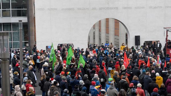 Am Kornmarkt und an der Straße der Menschenrechte versammelten sich etwa 1000 Personen, um eine Menschenkette für Menschlichkeit zu bilden und der Corona-Toten zu gedenken.