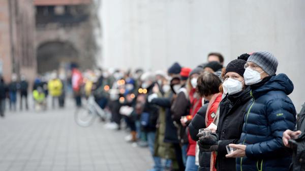 Am Kornmarkt und an der Straße der Menschenrechte versammelten sich etwa 1000 Personen, um eine Menschenkette für Menschlichkeit zu bilden und der Corona-Toten zu gedenken.
