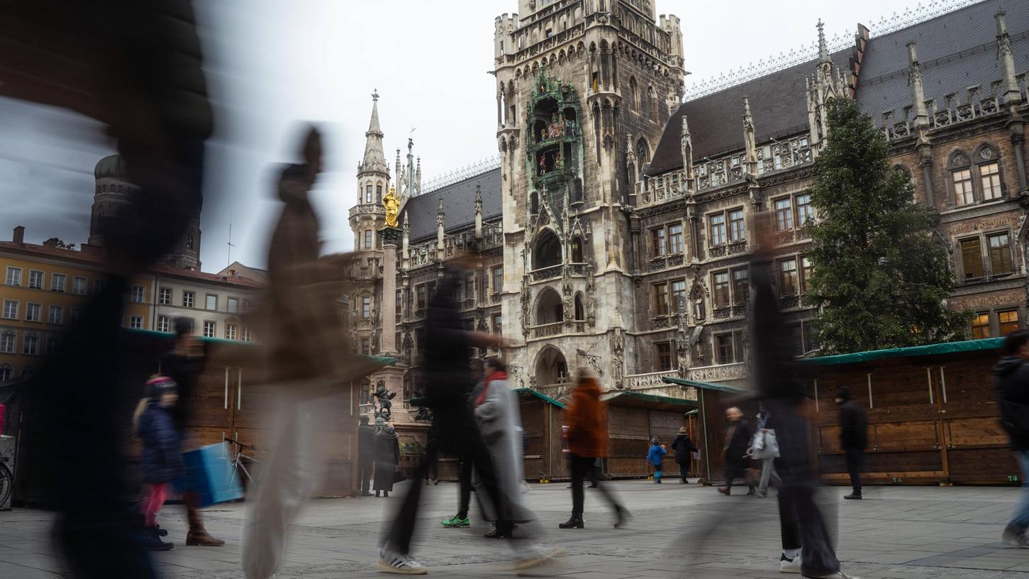 Auf dem Marienplatz in München herrscht noch geschäftiges Treiben in der Vorweihnachtszeit. Omikron bringt jedoch eine "neue Dimension" ins Pandemiegeschehen. Die Experten sehen "Handlungsbedarf" für die kommenden Tage.