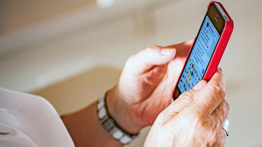 Die WhatsApp-Nachricht "Betrüger sind da" sorgte im Februar für einen Polizeieinsatz in Regensburg. Eine junge Frau machte sich große Sorgen, nachdem sie diese Nachricht von ihrer Mutter erhalten hatte. Diese hatte aber "Bettücher sind da" schreiben wollen - und wurde von der Autokorrektur ihres Smartphones "verbessert". Die WhatsApp-Nachricht "Betrüger sind da" sorgte im Februar für einen Polizeieinsatz in Regensburg. Eine junge Frau machte sich große Sorgen, nachdem sie diese Nachricht von ihrer Mutter erhalten hatte. Diese hatte aber "Bettücher sind da" schreiben wollen - und wurde von der Autokorrektur ihres Smartphones "verbessert".