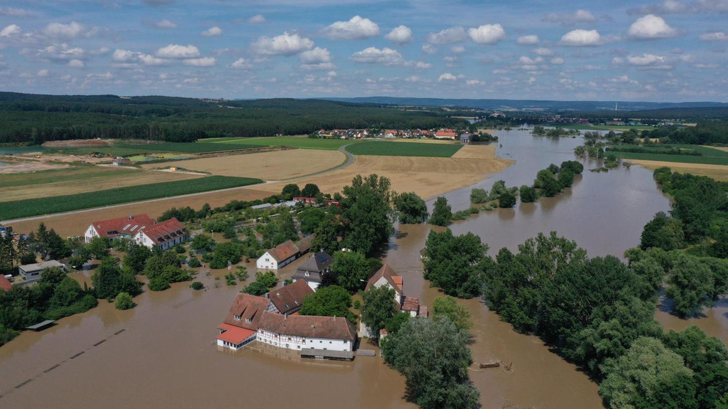 Das Ausmaß der Überschwemmungen Mitte Juli wurde aus der Luft besonders deutlich, allein im Aischgrund - wie hier an der Laufer Mühle - waren Hunderte von Anwesen betroffen und geschädigt.