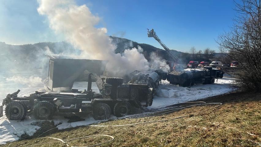Zwei Tanklaster gingen nach dem Unfall in Flammen auf.