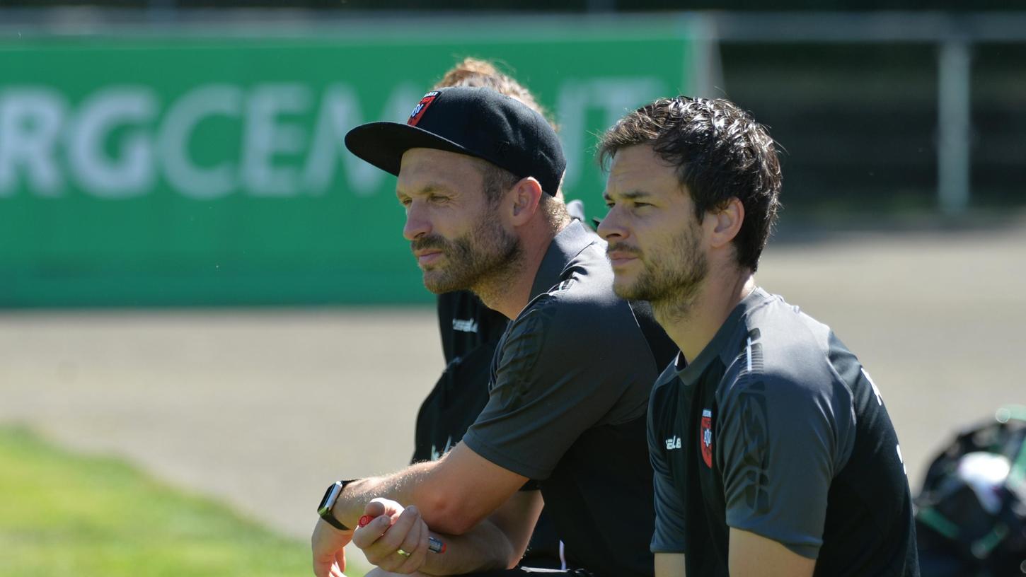 Ex-Profi Jürgen Schmid (li.) brachte seinen vertrauten Bekannten Johannes Geitner im Sommer 2021 als Co-Trainer mit zum ASV Neumarkt. Ex-Profi Jürgen Schmid (li.) brachte seinen vertrauten Bekannten Johannes Geitner im Sommer 2021 als Co-Trainer mit zum ASV Neumarkt.