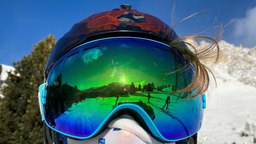 Ein Spiegelbild der besonderen Art: In der Skibrille ist das Erkennungszeichen der Gegend zu sehen: das Latemar-Massiv.