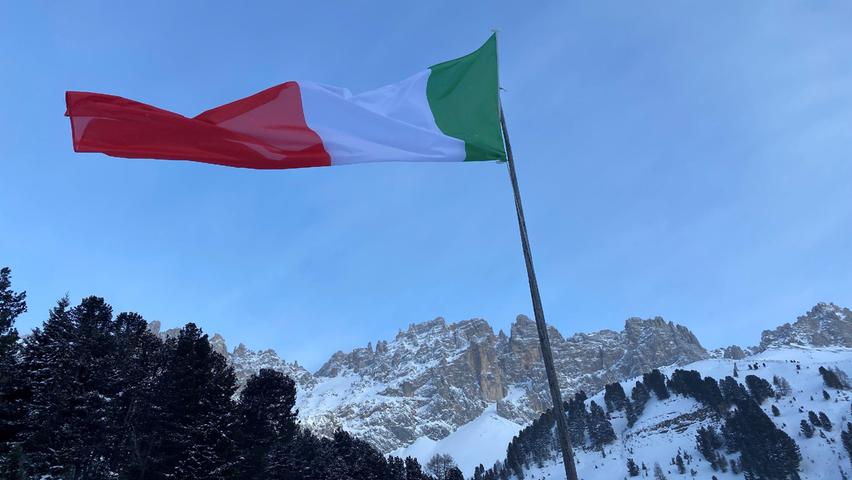 Skifahren in den Dolomiten ist ein besonderes Erlebnis - ständig wechselt man zwischen deutscher und italienischer Sprachgrenze hin und her.
Skifahren in den Dolomiten ist ein besonderes Erlebnis - ständig wechselt man zwischen deutscher und italienischer Sprachgrenze hin und her.