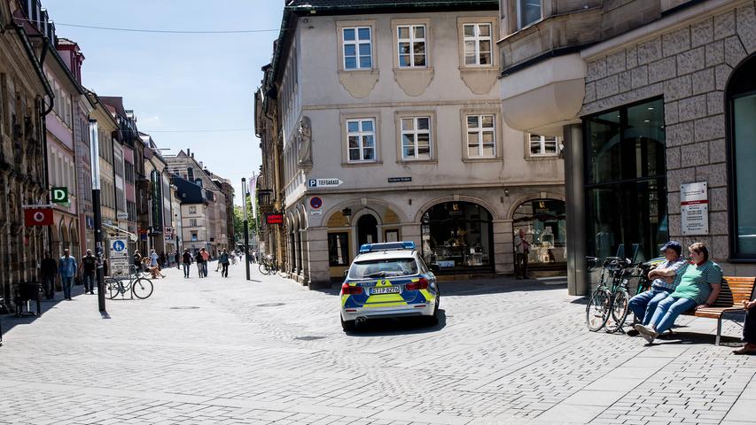 Die Polizei Bamberg erhielt im September einen Hinweis, dass ein Bagger mit Menschen in der Schaufel durch die Fußgängerzone fährt. Vor Ort traf die Streife vier Jugendliche auf Höhe der Postbank an, das Fahrzeug stand indes wieder ordnungsgemäß auf der Baustelle am Heinrichsdamm. Nachdem die vier jungen Männer den Vorwurf zunächst noch bestritten, räumten sie schließlich ein, dass ein 24-Jähriger den Bagger gefahren und seine drei Freunde in dessen Schaufel transportiert hatte. Die Polizei Bamberg erhielt im September einen Hinweis, dass ein Bagger mit Menschen in der Schaufel durch die Fußgängerzone fährt. Vor Ort traf die Streife vier Jugendliche auf Höhe der Postbank an, das Fahrzeug stand indes wieder ordnungsgemäß auf der Baustelle am Heinrichsdamm. Nachdem die vier jungen Männer den Vorwurf zunächst noch bestritten, räumten sie schließlich ein, dass ein 24-Jähriger den Bagger gefahren und seine drei Freunde in dessen Schaufel transportiert hatte.