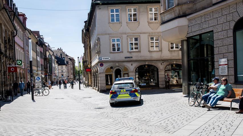 Die Polizei Bamberg erhielt im September einen Hinweis, dass ein Bagger mit Menschen in der Schaufel durch die Fußgängerzone fährt. Vor Ort traf die Streife vier Jugendliche auf Höhe der Postbank an, das Fahrzeug stand indes wieder ordnungsgemäß auf der Baustelle am Heinrichsdamm. Nachdem die vier jungen Männer den Vorwurf zunächst noch bestritten, räumten sie schließlich ein, dass ein 24-Jähriger den Bagger gefahren und seine drei Freunde in dessen Schaufel transportiert hatte. 