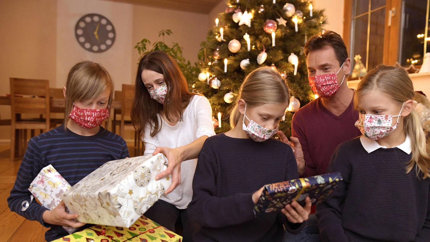 Mit Maske unterm Weihnachtsbaum: Experten raten zu Hygienemaßnahmen.