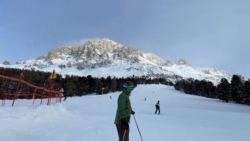 Die Pause auf der Piste kann zum Sightseeing genutzt werden: Immer fällt der Blick auf das Latemar-Massiv, das Unesco-Welterbe in den Dolomiten thront über dem Skigebiet.