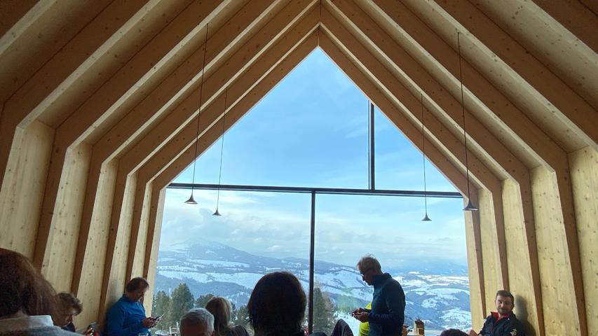 Wow, was für eine Aussicht! Wer im der 2017 neu erbauten Berghütte Oberholz Mittagspause macht, kann den Blick aus einem der drei Panoramafenster weit schweifen lassen. Und natürlich regionale Spezialitäten wie Schüttelbrotnudeln mit heimischem Wild genießen.
