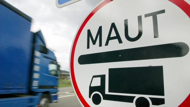Die Lkw-Maut gilt seit Anfang Juli gut 13 Jahre nach ihrer Einführung auf den Autobahnen auch auf allen Bundesstraßen in Deutschland.