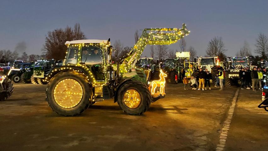 Leuchtende Weihnachts-Parade: Traktorenzug tuckert wieder durch Bad Windsheim