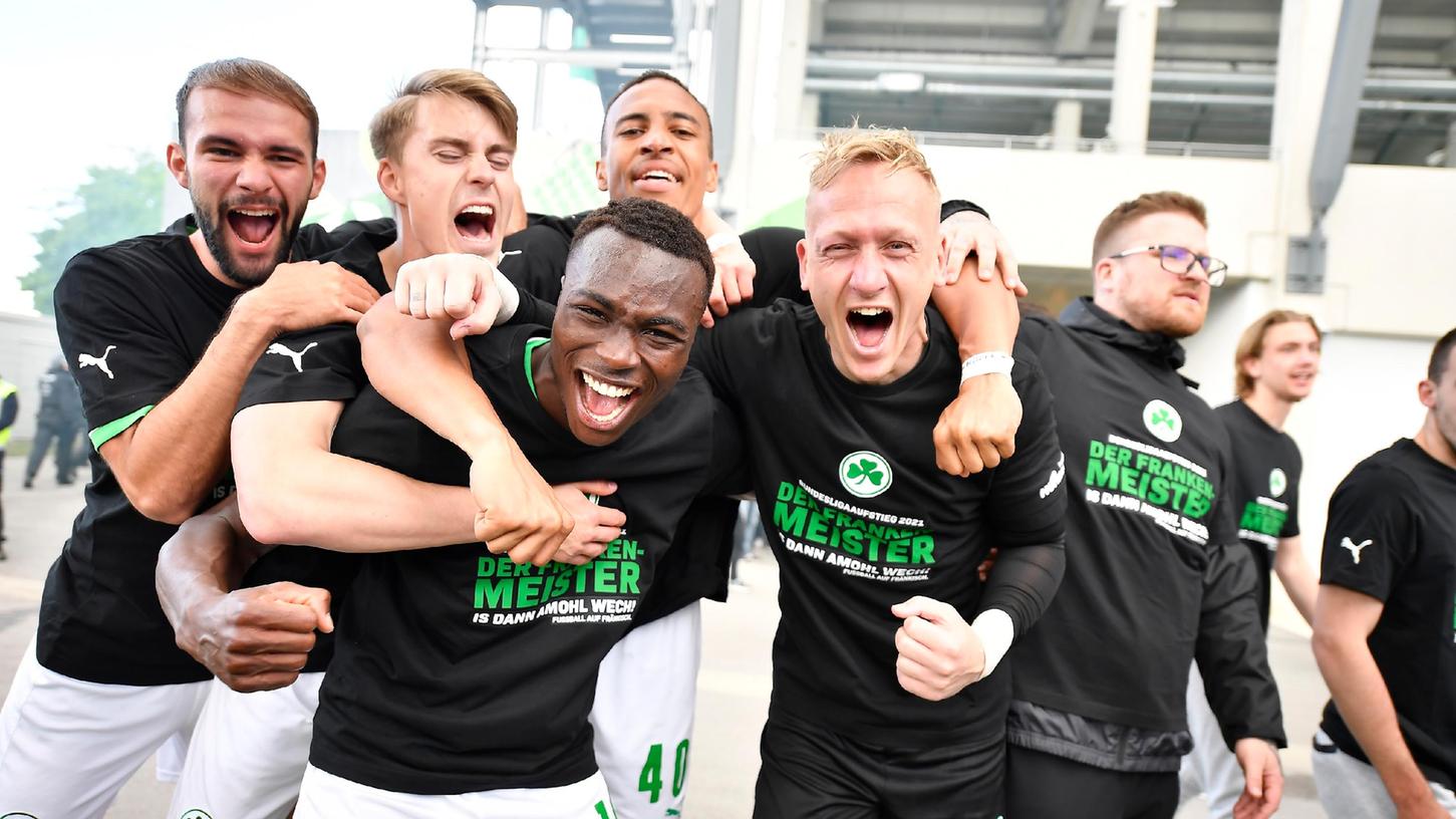 Sie haben es tatsächlich geschafft: Die Fürther Fußballer Asta, Itter, Abiama, Leweling und Burchert (von links) Ende Mai nach dem 3:2 gegen Düsseldorf, das den Aufstieg brachte.
Sie haben es tatsächlich geschafft: Die Fürther Fußballer Asta, Itter, Abiama, Leweling und Burchert (von links) Ende Mai nach dem 3:2 gegen Düsseldorf, das den Aufstieg brachte.