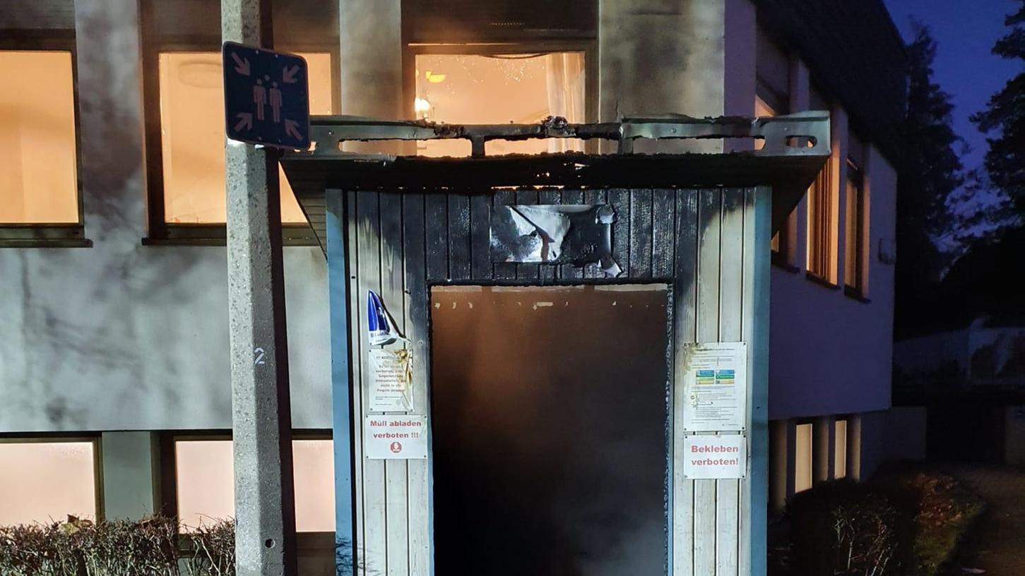 Trauriger Überrest: Die ehrenamtlich betriebene Tauschbörse "Give Box" auf dem Gelände der Adventgemeinde in der Aalener Str./ Hohe Marter  brannte Dienstagmorgen komplett aus.