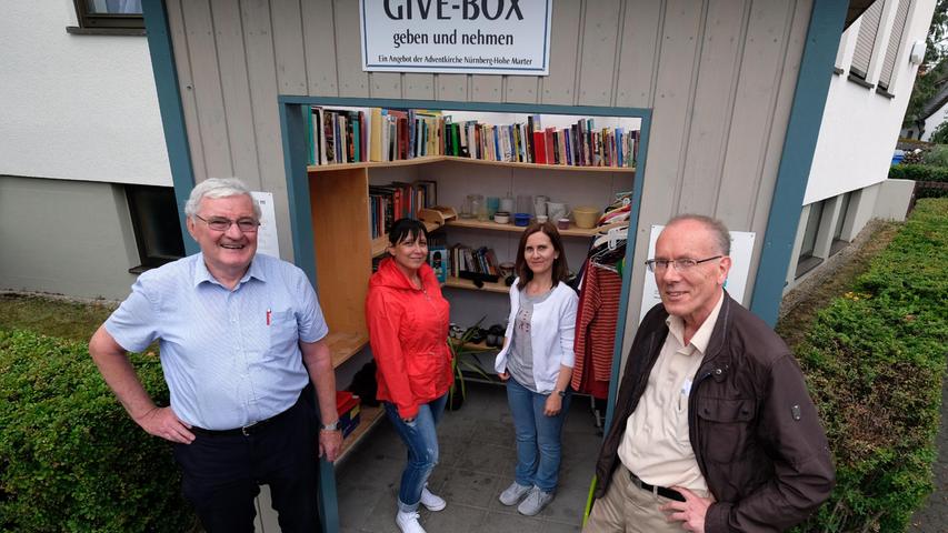 So sah das kleine Tauschhäuschen vorher aus (Unser Bild stammt aus dem Jahr 2018): Karlheinz Meyer, Viorica Kis, Erika Moisau und Manfred Dahlitz (v.li.n.re.) betreuten damals die „Give-Box“ der Adventgemeinde Hohe Marter.