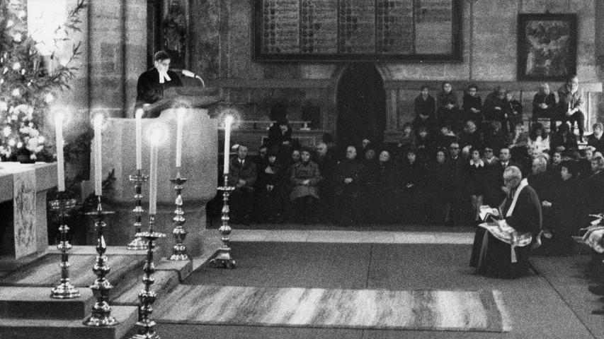 Ein Novum in Nürnberg war die gemeinsame Christvesper der evangelischen und katholischen Gesamtgemeinde in der St.-Sebaldus-Kirche. Hier geht es zum Kalenderblatt vom 27. Dezember 1971: Gemeinsamer Gottesdienst in St. Sebald.
