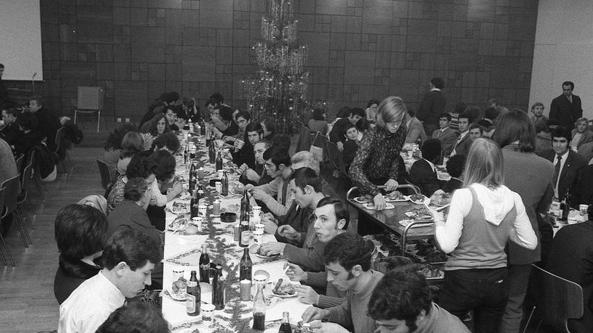 Das Caritas-Pirckheimer-Haus hatte am Heiligen Abend Tag der offenen Tür. Jeder Nürnberger Bürger, der nicht wußte, was er mit diesem Abend anfangen sollte, war eingeladen von der evangelischen und der katholischen Jugend und dem Kreisjugendring. Hier geht es zum Kalenderblatt vom 28. Dezember 1971: Die Gastarbeiter feierten
