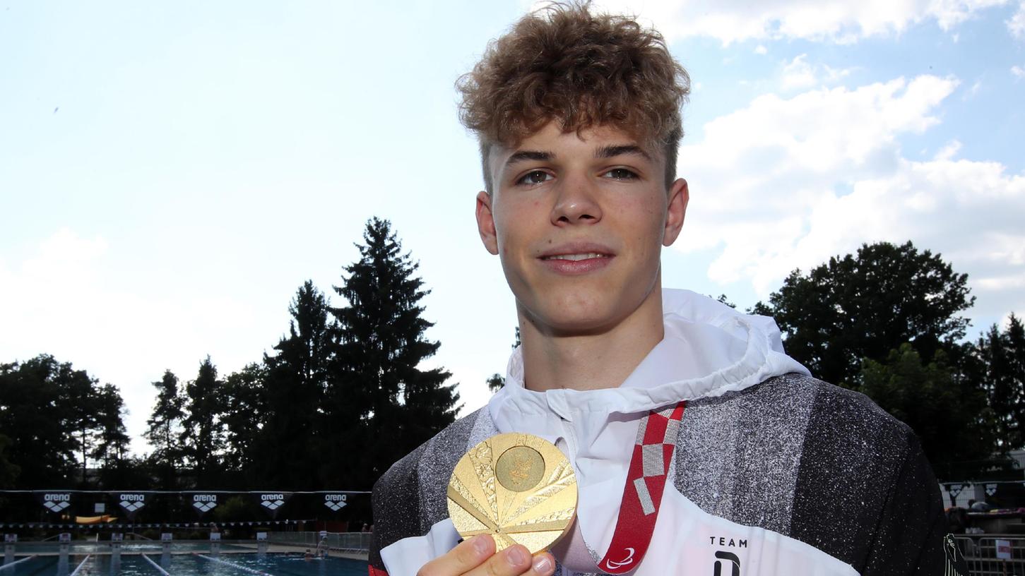 Da ist das Ding! Taliso Engel präsentierte seine Goldmedaille ein paar Tage nach seinem Triumph bei einem Empfang im Clubbad. Da ist das Ding! Taliso Engel präsentierte seine Goldmedaille ein paar Tage nach seinem Triumph bei einem Empfang im Clubbad.
