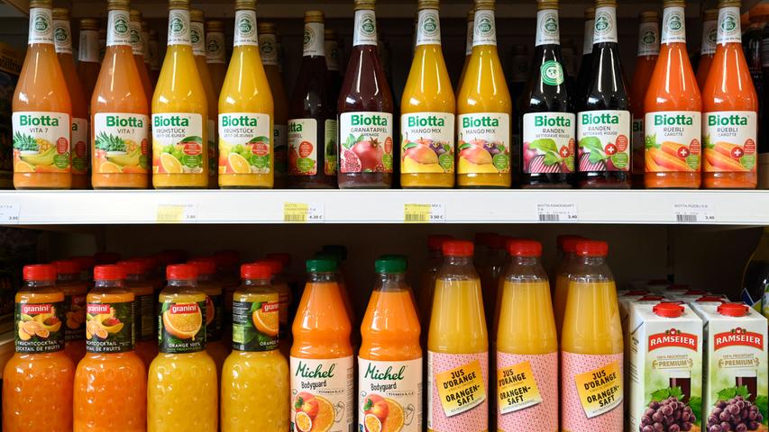 Zum 1. Januar wird die Pfandpflicht für Getränke in Plastikflaschen ausgeweitet. Waren bisher etwa Frucht- und Gemüsesäfte vom Einweg-Pfand von 25 Cent ausgenommen, gilt dieser künftig auch für sie. Auch Getränkedosen werden ohne Ausnahme pfandpflichtig.