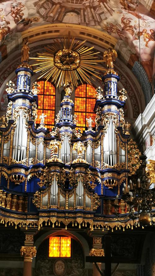 Das barocke Kloster Heiliglinde gehört zu den markantesten Sakralbauten Polens. Beim Konzert der Orgel bewegen sich die kleinen Engelsfiguren am Instrument.