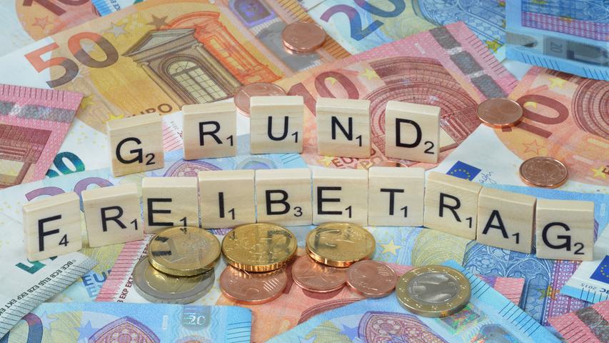 2022 steht Steuerzahlern etwas mehr Geld steuerfrei zur Verfügung, denn der Grundfreibetrag steigt um 204 Euro. Damit soll das Existenzminimum für Erwachsene steuerfrei gestellt werden, erklärt der Bund der Steuerzahler in Berlin.Das heißt, es werden bei einem Ledigen erst ab einem zu versteuernden Einkommen von mehr als 9948 Euro im Jahr Einkommensteuern fällig. Bei Ehepaaren beziehungsweise eingetragenen Lebenspartnern verdoppelt sich der Betrag auf 19.896 Euro.