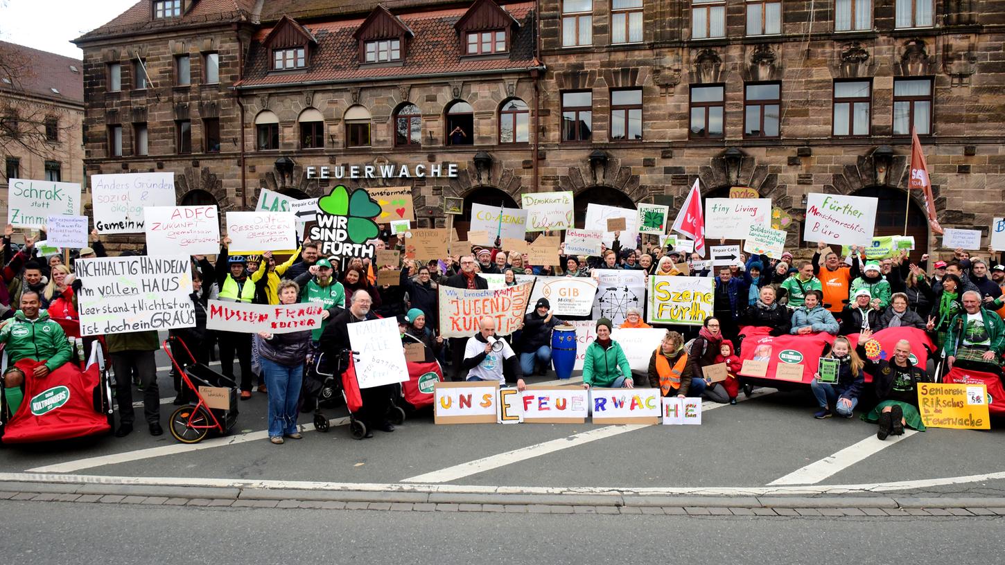 Mehr als 20 Fürther Gruppen und Initiativen setzen sich seit dem Jahr 2018 für ein Kreativ- und Nachhaltigkeitszentrum im Herzen der Stadt ein. Aber es wird noch Jahre dauern, bis das Projekt in der alten Feuerwache verwirklicht werden kann. Mehr als 20 Fürther Gruppen und Initiativen setzen sich seit dem Jahr 2018 für ein Kreativ- und Nachhaltigkeitszentrum im Herzen der Stadt ein. Aber es wird noch Jahre dauern, bis das Projekt in der alten Feuerwache verwirklicht werden kann.